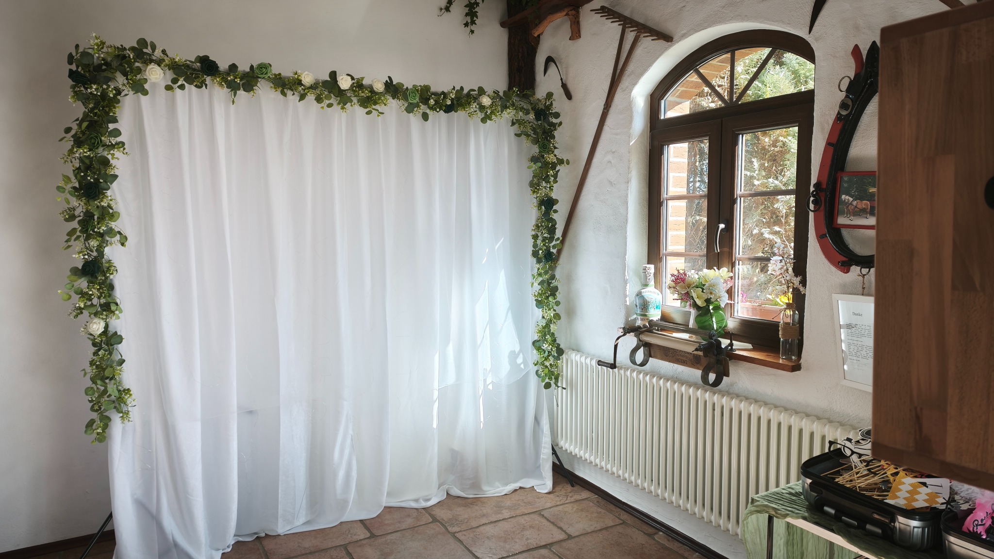 Weißer Fotohintergrund mit Blumendekoration